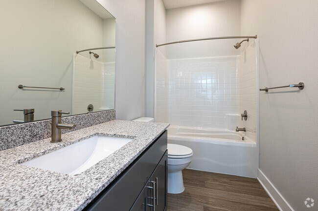 2BR, 2BA - 951SF - Primary Bathroom - Bend on Bluebonnet