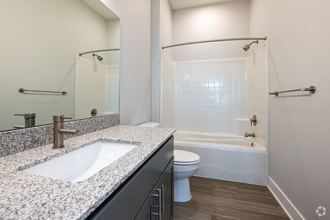 2BR, 2BA - 951SF - Primary Bathroom - Bend on Bluebonnet