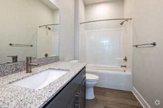 2BR, 2BA - 951SF - Primary Bathroom - Bend on Bluebonnet