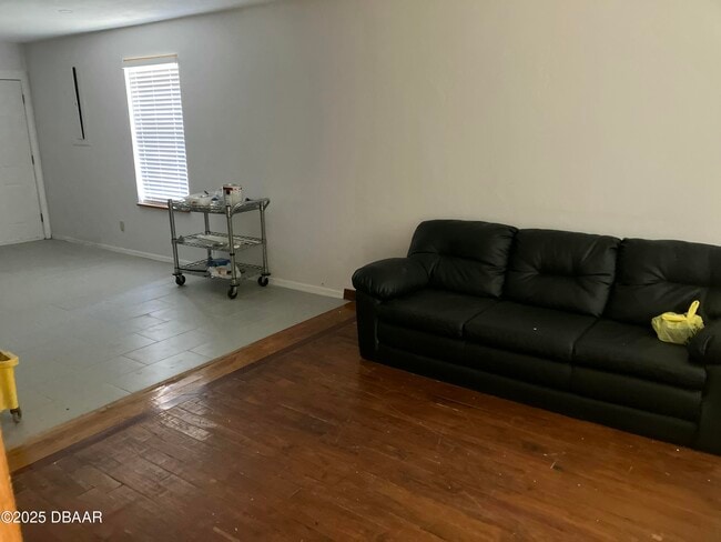 Building Photo - 411 Pleasant St