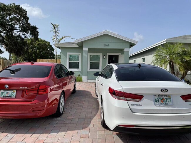 Aparcamiento de 2 coches fuera de la calle - 2602 Saginaw Ave