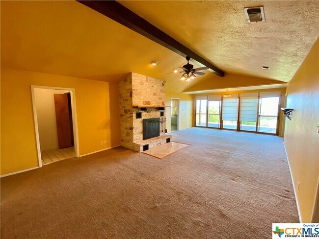 Building Photo - 396 Lake Forest