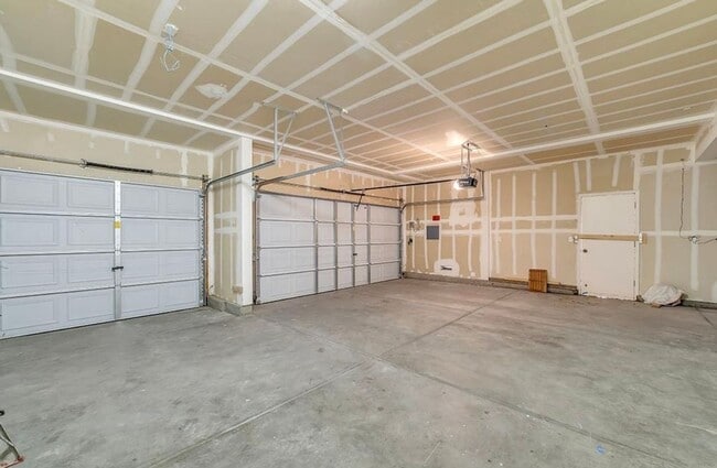 Foto del edificio - Elegant 5-Bedroom, 3.5-Bathroom Home –1st ...