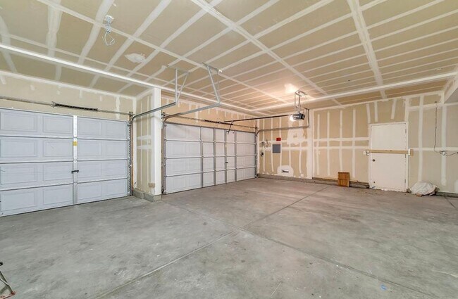 Building Photo - Elegant 5-Bedroom, 3.5-Bathroom Home – Mov...