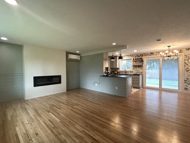 Foto del edificio - Classic Ranch Style home with 2 Bed 1.5 Bath and Large Backyard!