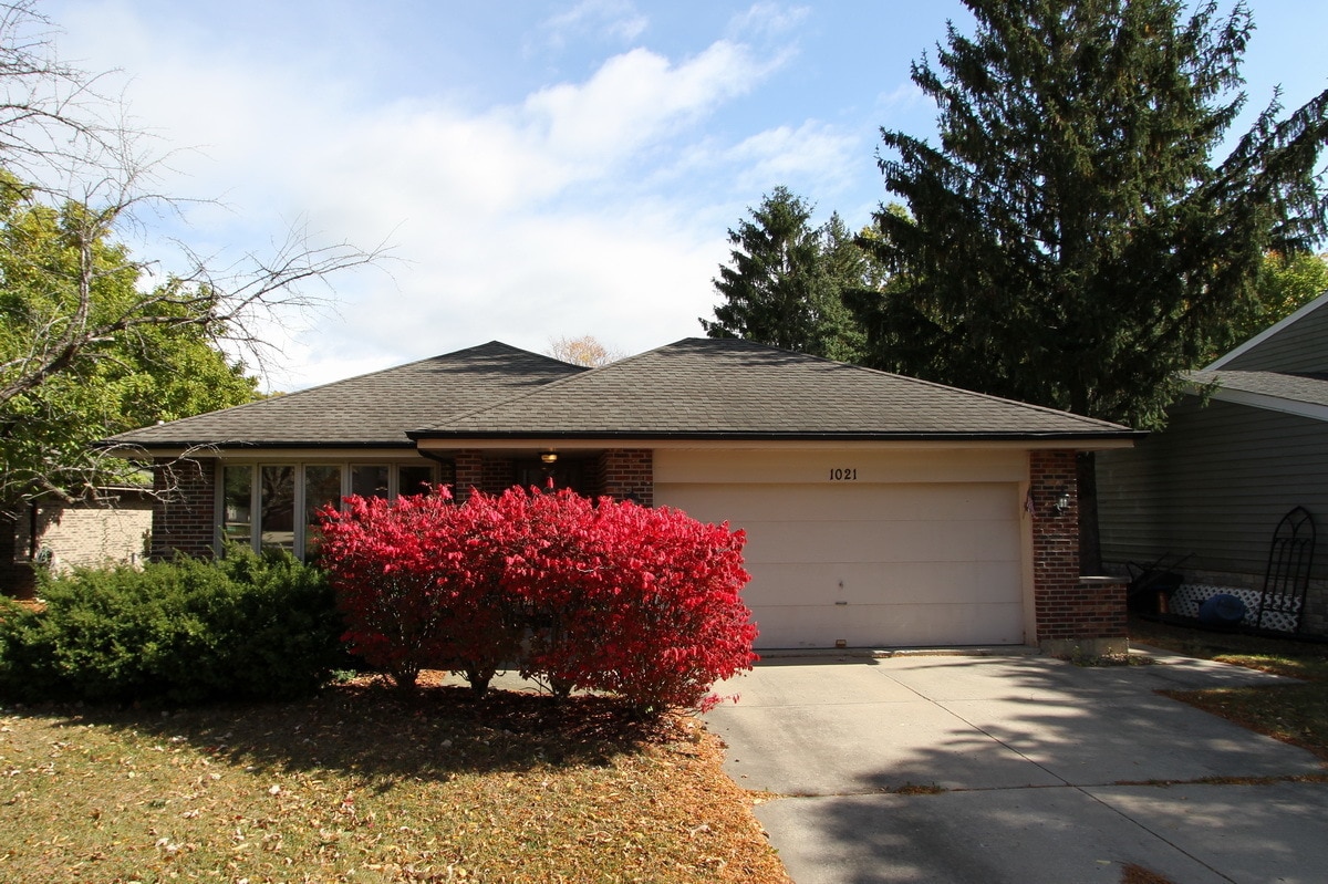 1021 Longford Dr, Westmont, IL 60559 House Rental in Westmont, IL