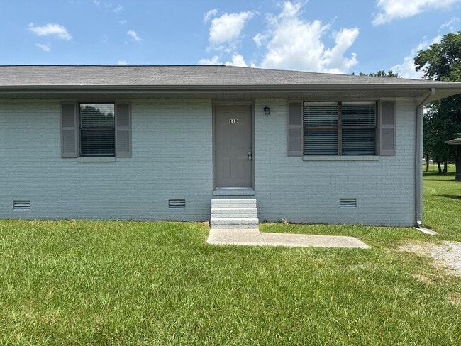 Building Photo - Renovated 2 Bedroom Duplex in Manchester!