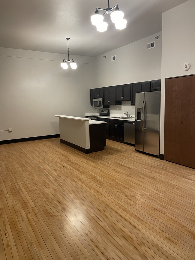 Building Photo - Central Square