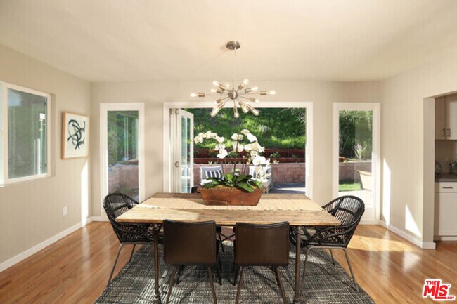 Foto del edificio - 27051 Shorewood Rd
