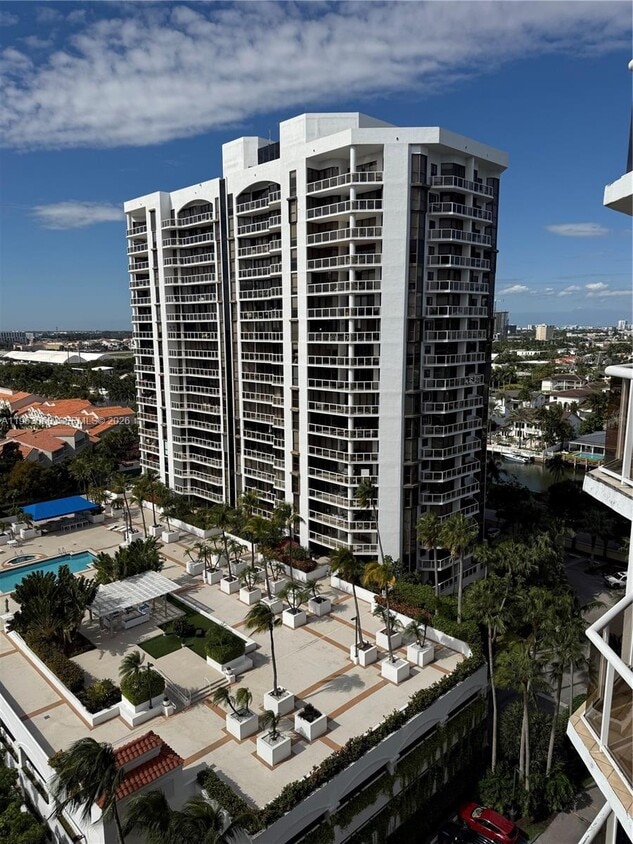 Building Photo - 3610 Yacht Club Dr