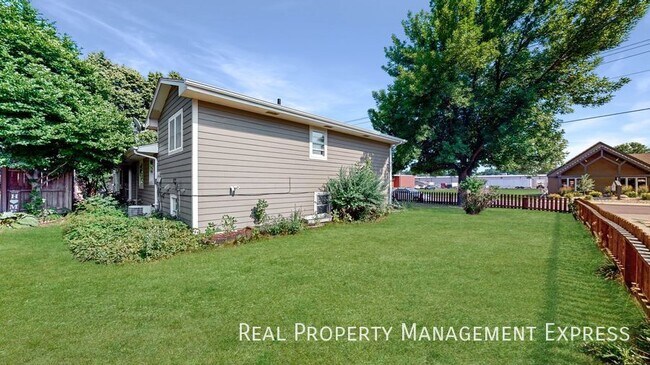 Foto del edificio - 3 Bed 2 Bath Duplex w/ Attached Garage