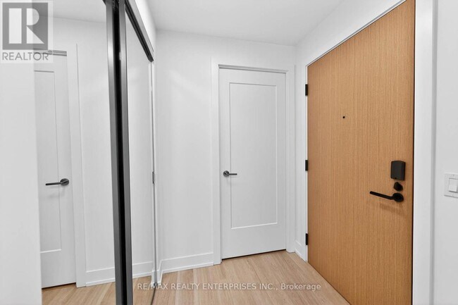 Photo du bâtiment - 60 Central Park Roadway