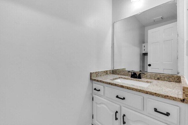 Building Photo - AVAILABLE NOW!! 5 Bedroom 3.5 Bath Fully R...