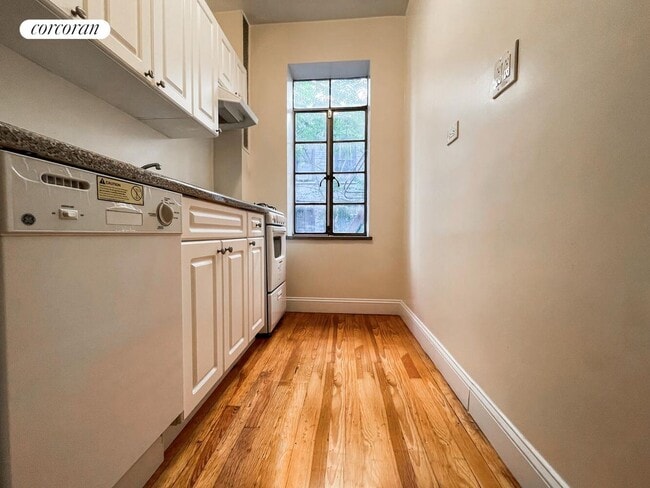 Building Photo - 151 E 90th St