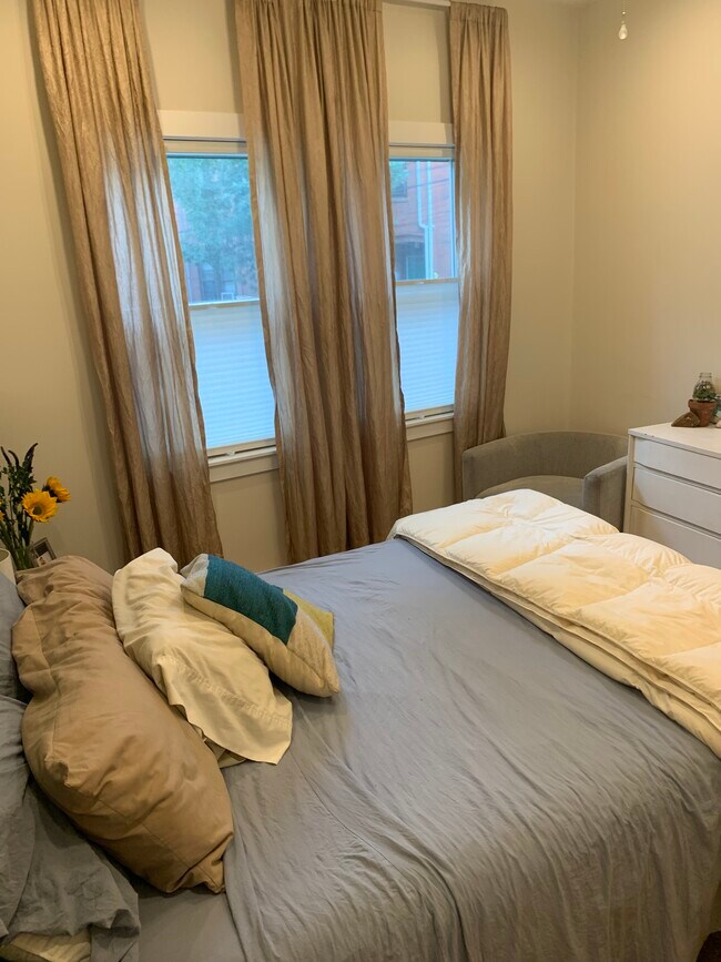 Dormitorio trasero con vistas al jardín maduro. - 53 Broadway