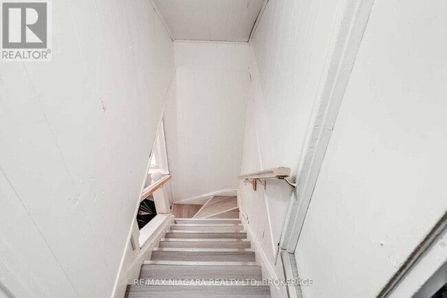 Building Photo - 39 Carleton St N