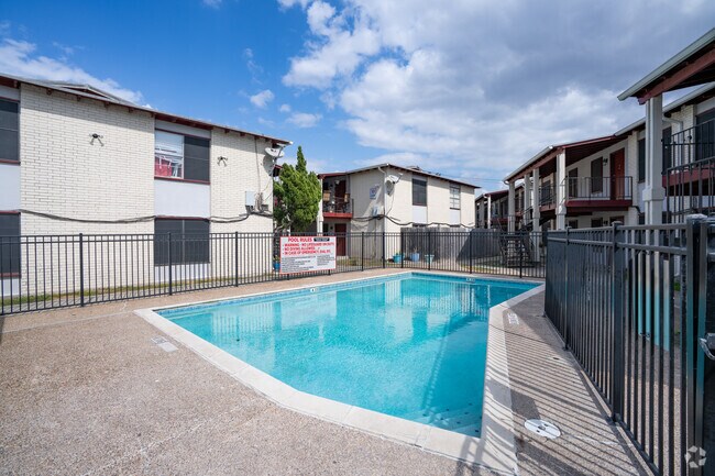 Piscina de aviadores - Aviator Apartments