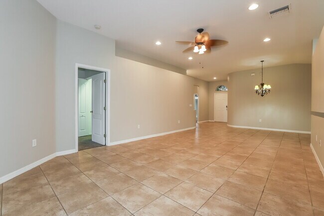 Foto del edificio - 721 Straw Lake Dr