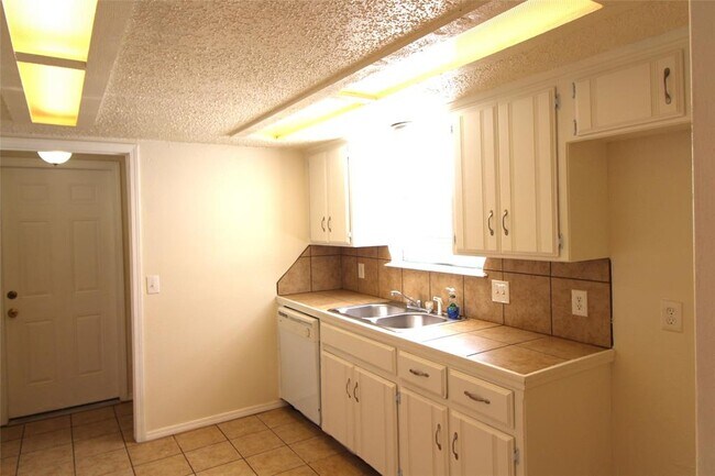 Foto del edificio - 1901 Tiffany Dr