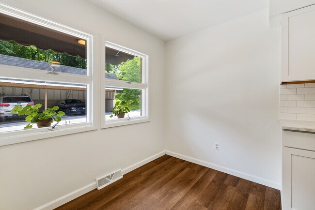 Building Photo - 215 Oakview Dr