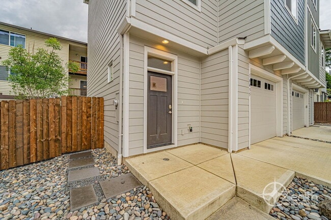 Building Photo - 14426 NE 22nd Ave