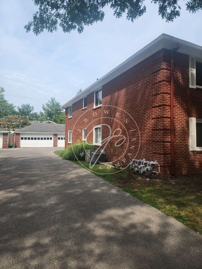 Building Photo - "Spacious 2-Bed, 2-Bath Gem in Ottawa Hills - 1600 Sq. Ft. Retreat on Evergreen Road!"