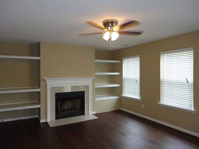 Foto del edificio - 500 Birchtree Valley Ct