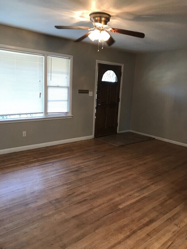 Foto del edificio - Pre Leasing for Fall 2026! 4/2 in Medical District!