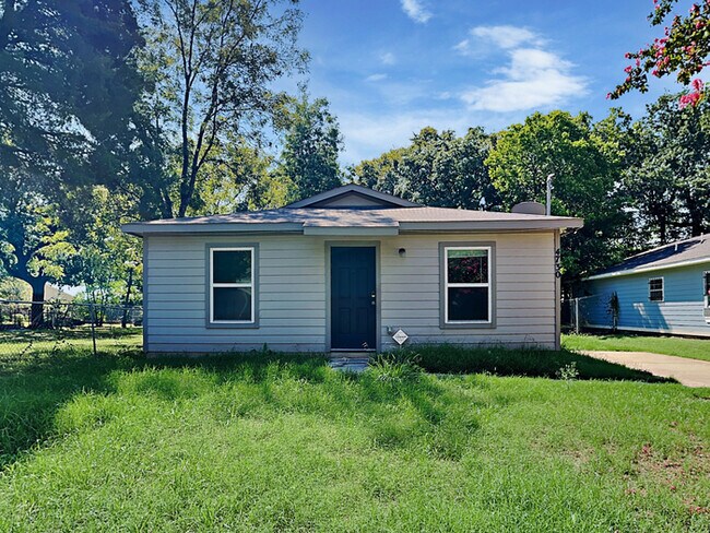 Building Photo - Move In Ready Home