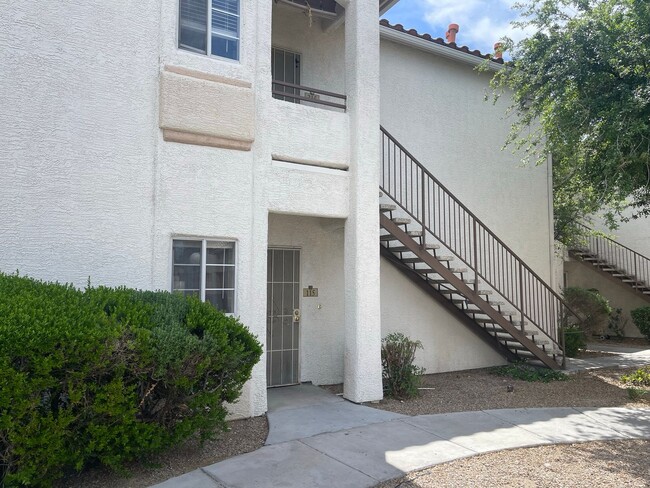 Building Photo - First Floor Unit in Gated Community!