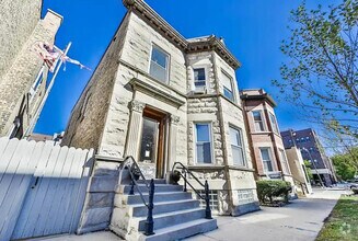 Building Photo - 1606 W Waveland Ave