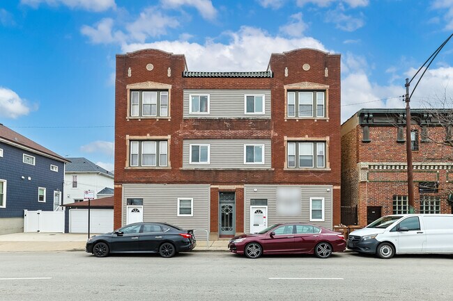 Building Photo - 4413 W Montrose Ave
