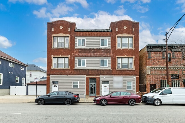 Building Photo - 4413 W Montrose Ave