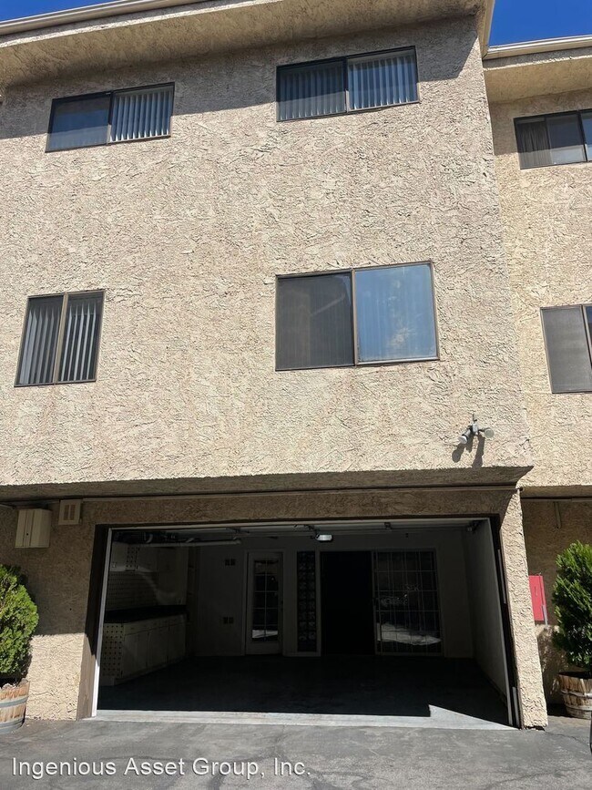 Foto del edificio - 3 br, 3 bath House - 15033 Sherman Way. #E