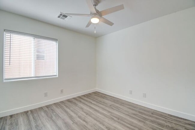 Foto del edificio - Great home with 4 bedrooms, 2.5 baths. New Floors Paint and Countertops.