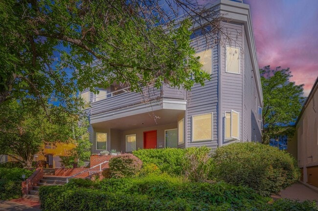 Building Photo - AMAZING LOCATION 2 Bed 2 Bath Condo In The...