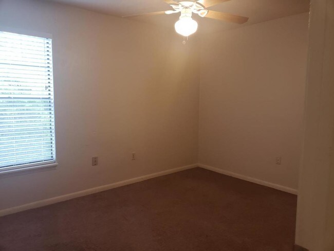 Building Photo - 2205 Conway Dr