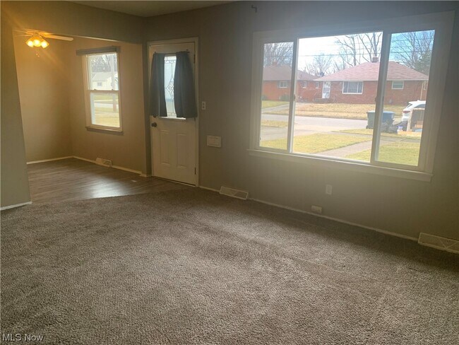 Building Photo - 325 Lynne Dr