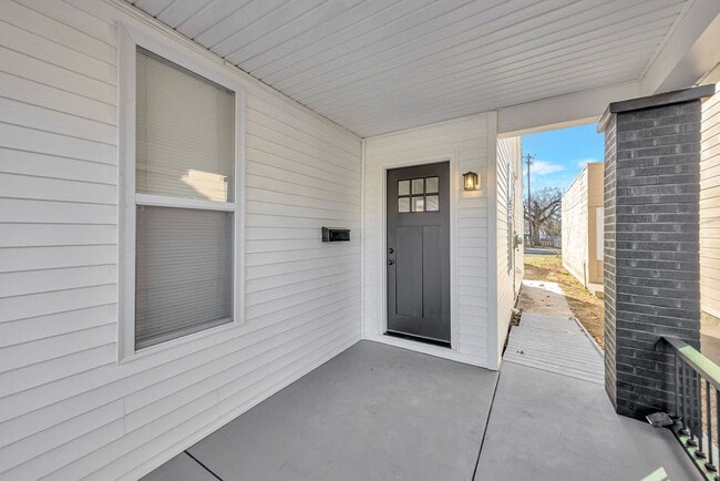 Building Photo - 2022 Central Ave