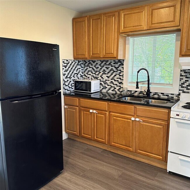 Foto del edificio - 1321 Harris Hill Rd