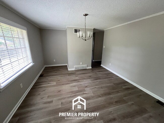 Foto del edificio - Spacious 4BR/2BA Home in 38118 | Hardwood Floors & Large Fenced Backyard
