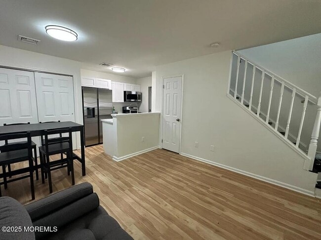 Building Photo - 28 Delavan Ct