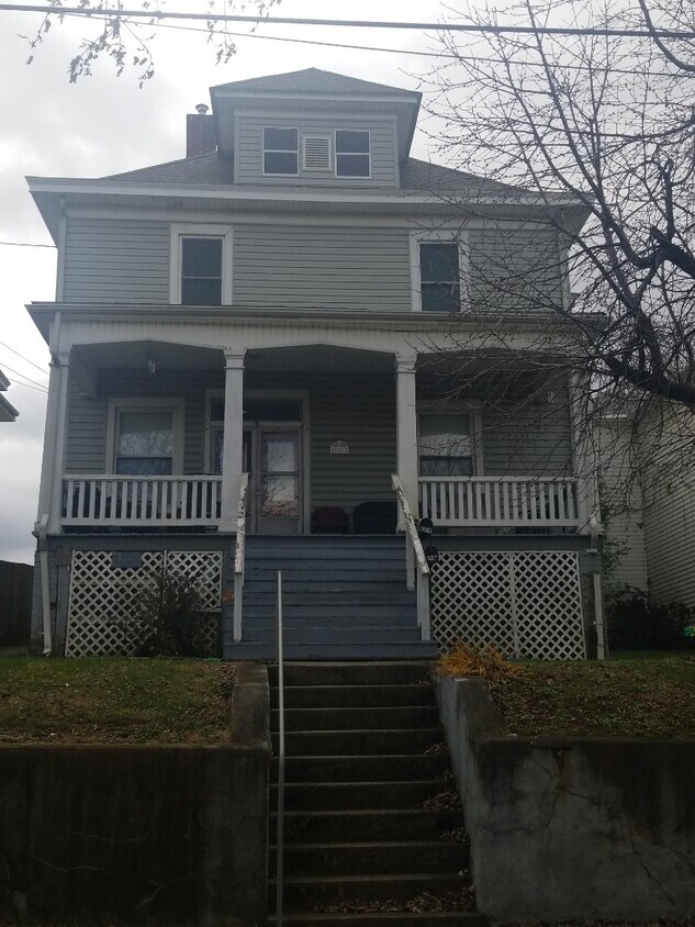 Building Photo - 621 Elm Ave SE