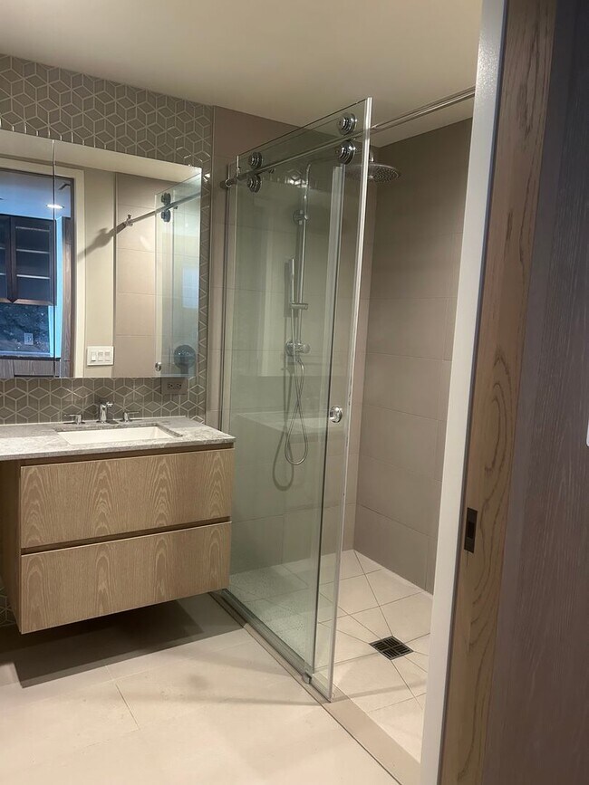 Foto del edificio - Luxury Unfurnished Studio with 1 Parking