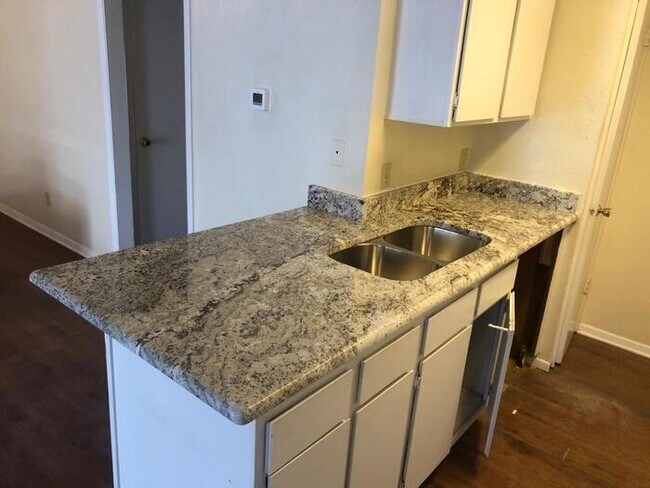 Building Photo - WON'T LAST. PET-FRIENDLY, SINGLE LEVEL, FO...