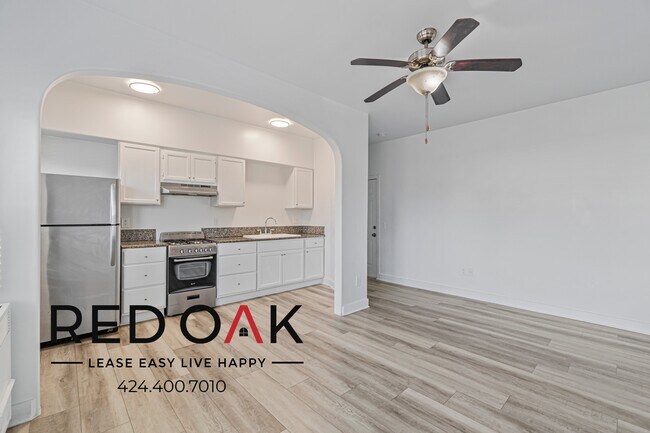 Foto del edificio - ~1 Month FREE~ Spacious Studio with Tons o...