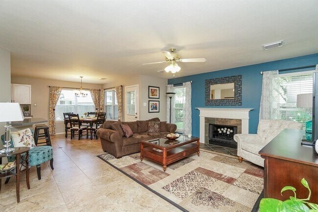 Foto del edificio - 210 Rolling Plains Dr