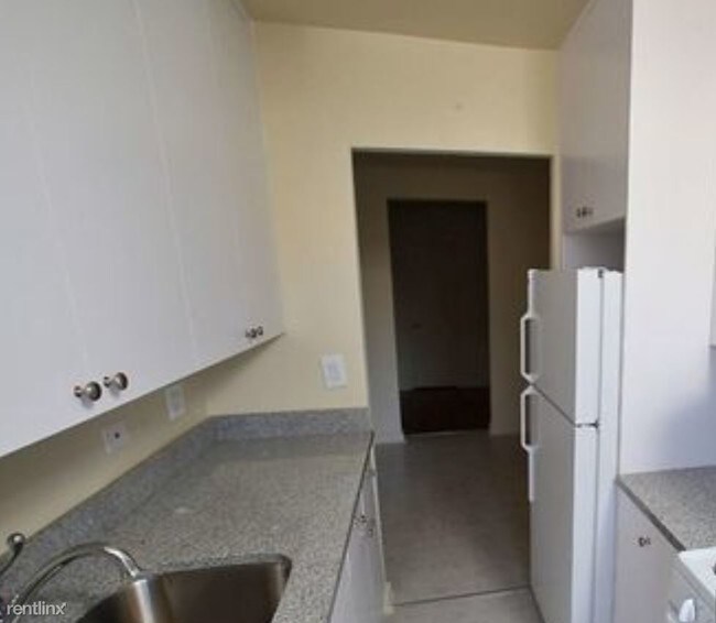 Building Photo - 2 br, 1 bath  - 3205 Emmons Ave Large  room