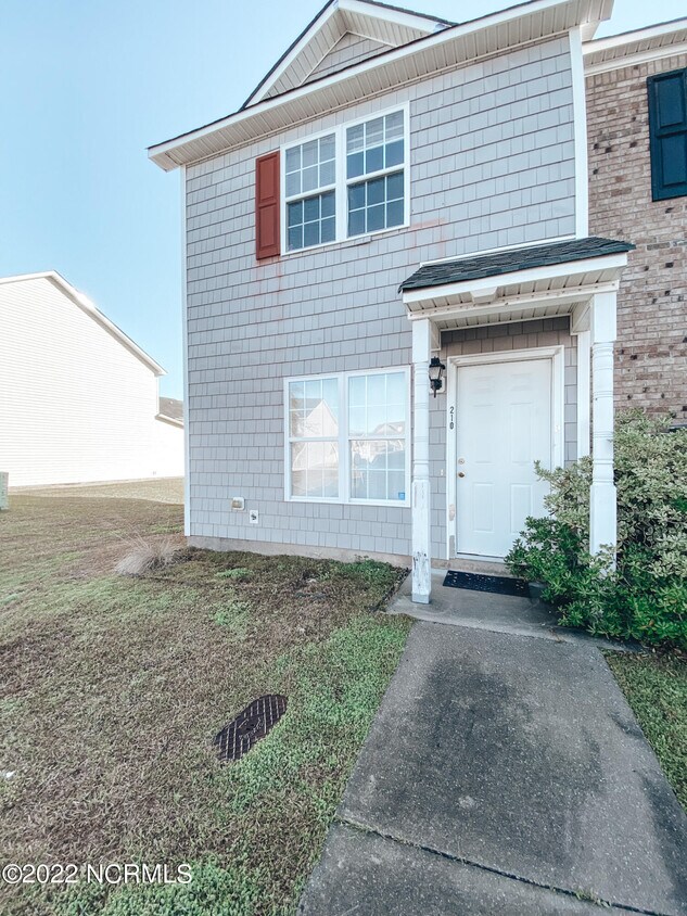 210 Bridgewood Dr, Jacksonville, NC 28540 Townhouse for Rent in