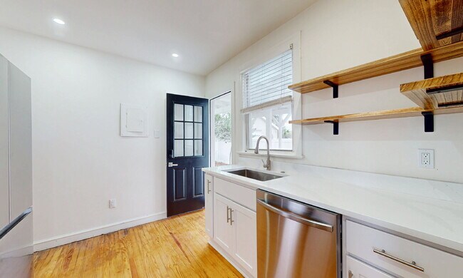 Foto del edificio - Pristine Neptune Beach Remodel: 2 Blocks to the Sand and Walkable to Everything!